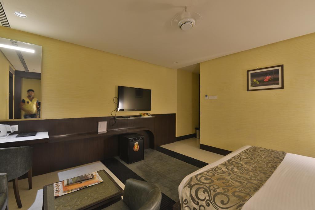Hotel The Golden Oak Rāipur Exterior foto