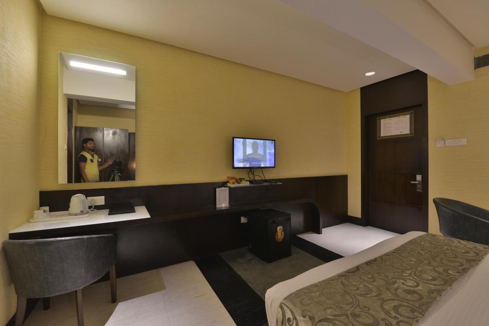 Hotel The Golden Oak Rāipur Exterior foto